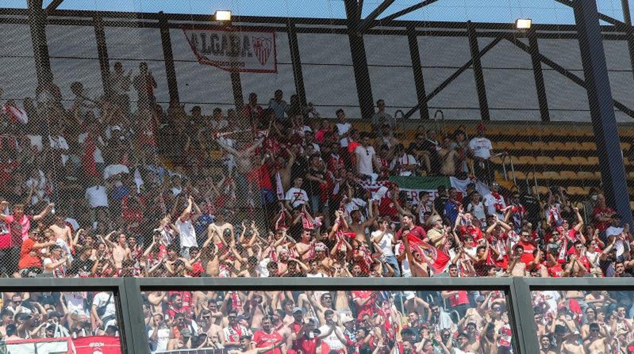 La afición del Sevilla en el estadio del Villarreal