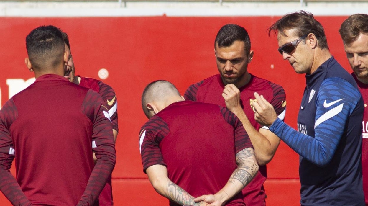 Lopetegui charla con sus jugadores en una de las sesiones previas al choque con el Mallorca
