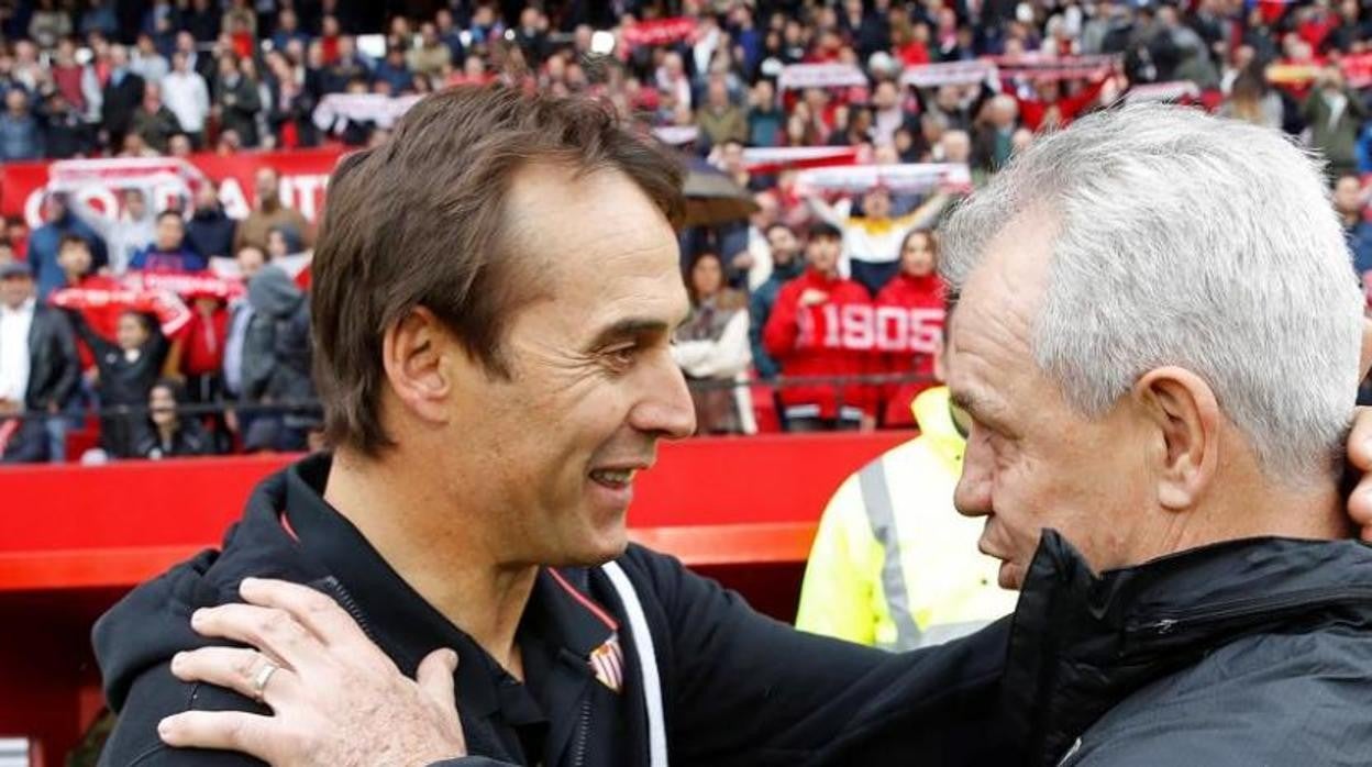 Julen Lopetegui saluda a Javier Aguirre antes del Sevilla - Leganés de la temporada 2019-20