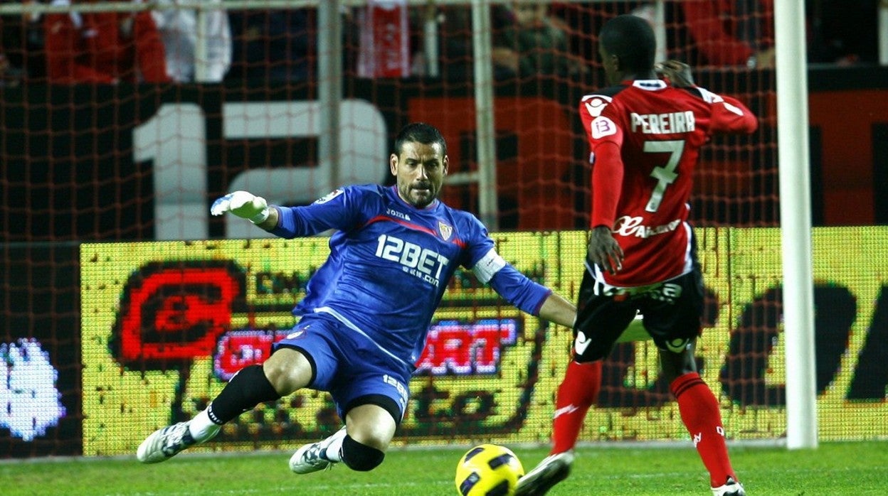 Andrés Palop, ante Pereira, instantes antes de que el mallorquinista anotase el primer gol de su equipo en el encuentro de la temporada 2010-11