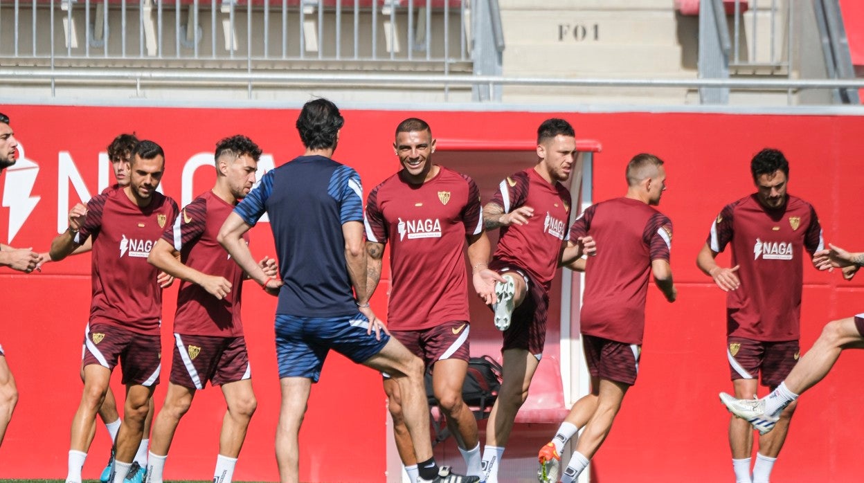 Los jugadores del Sevilla FC, en una de las sesiones previas al choque en el Wanda ante el Atlético de Madrid