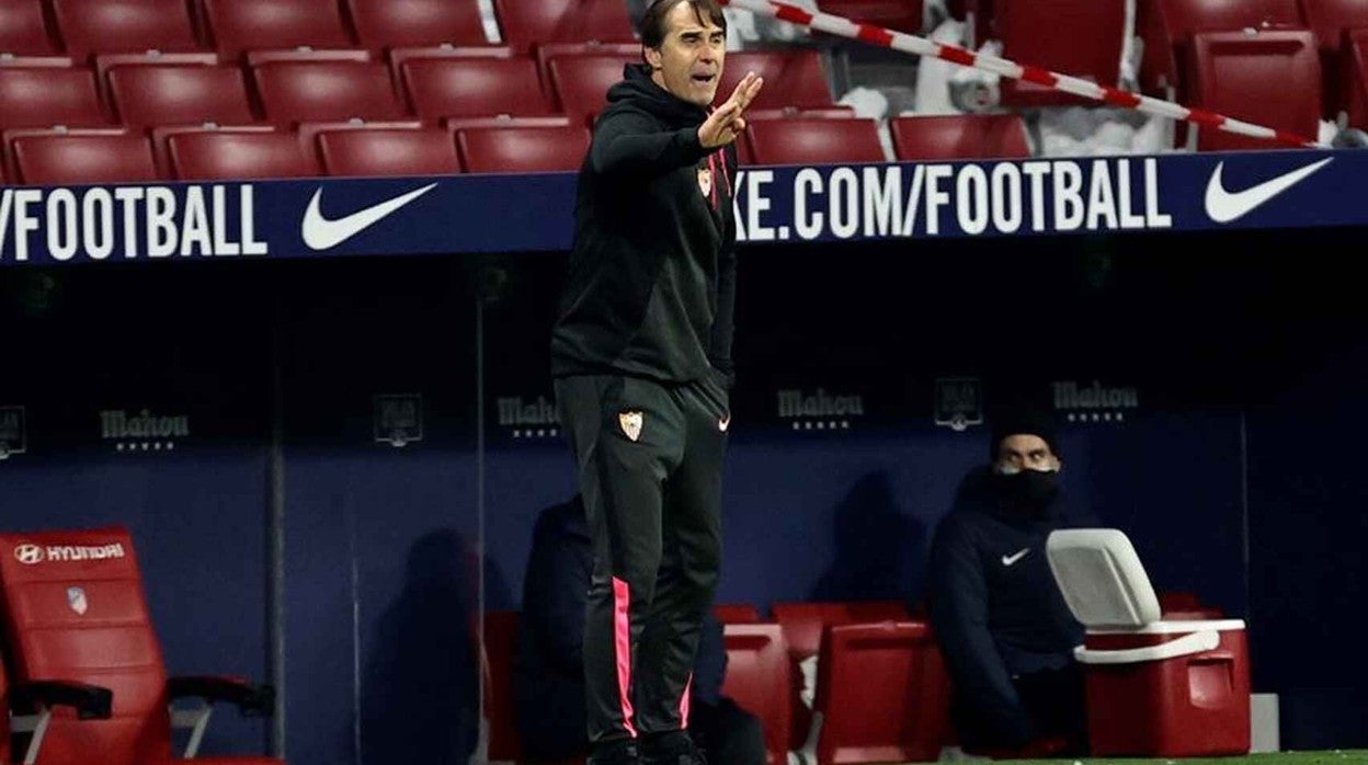 Julen Lopetegui, dando instrucciones desde la banda del Wanda Metropolitano en el Atlético - Sevilla de la pasada temporada