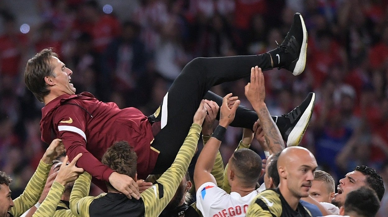 Julen Lopetegui es manteado por sus jugadores al acabar el partido ante el Atlético