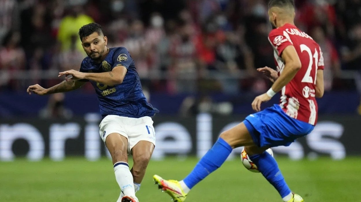 Tecatito Corona, ante Carrasco, en un lance del Atlético de Madrid - Oporto de la fase de grupos de la Champions