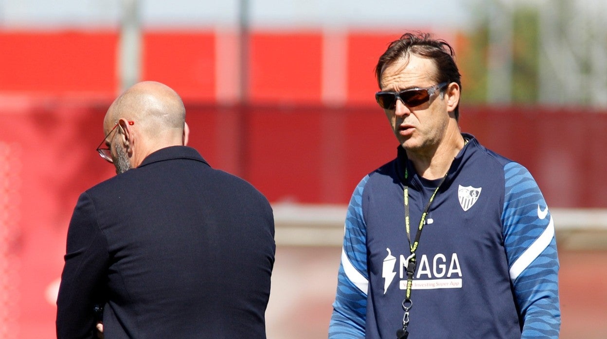 Lopetegui dialoga con Monchi durante un entrenamiento
