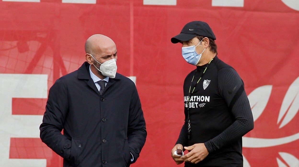 Monchi y Julen Lopetegui charlan durante un entrenamiento del Sevilla FC