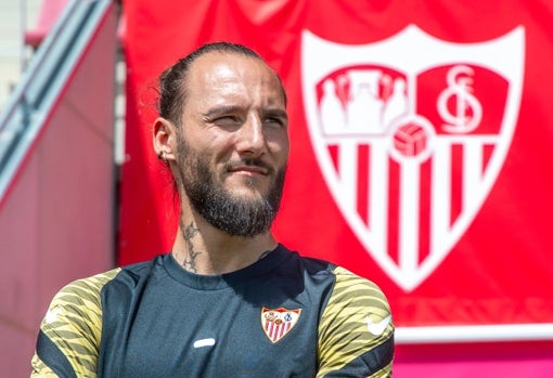 Gudelj posa con el escudo del Sevilla a su espalda