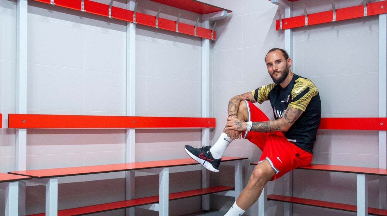 Gudelj posa en uno de los vestuarios de la ciudad deportiva del Sevilla