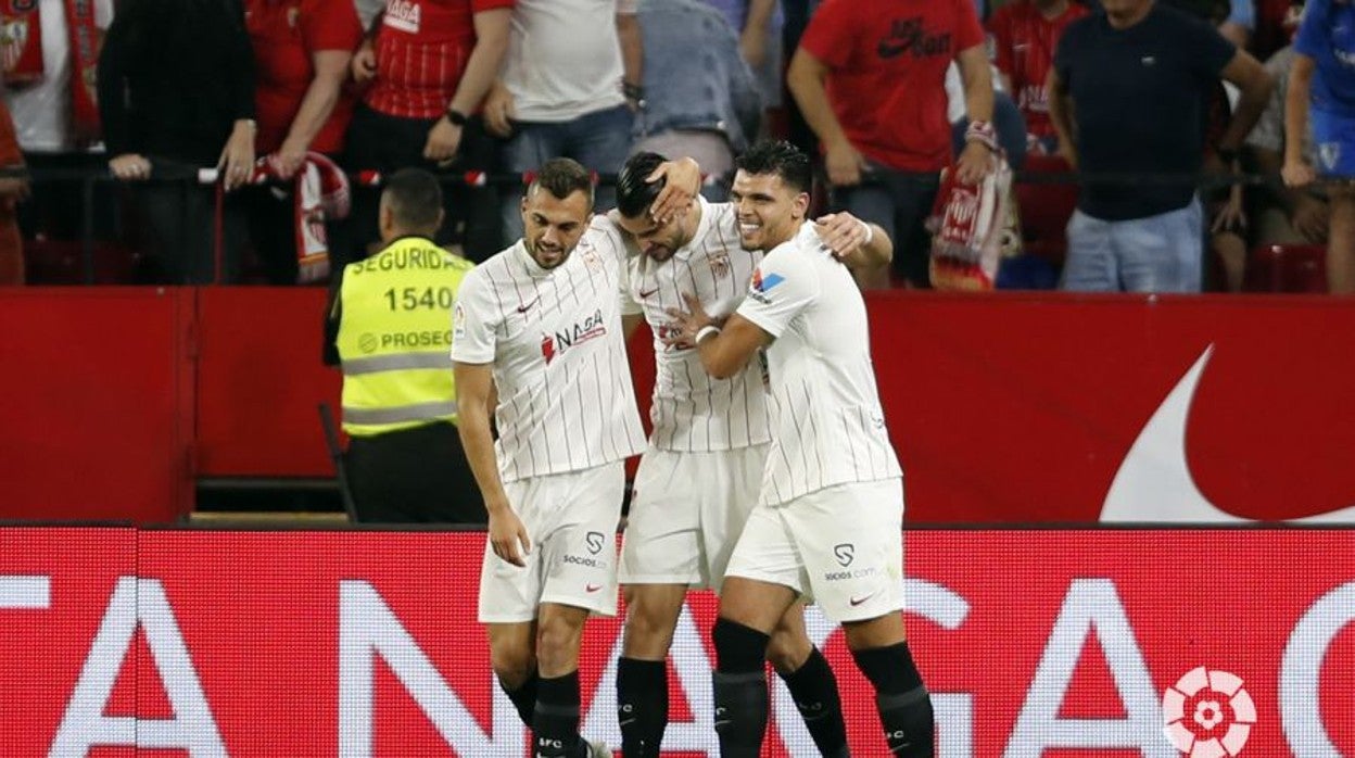 Rafa Mir celebra con Joan Jordán y Rekik el 1-0 en el Sevilla - Athletic