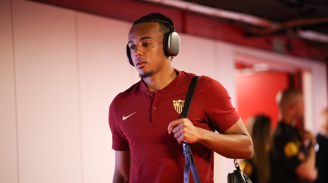 Koundé, a su llegada al estadio Ramón Sánchez-Pizjuán