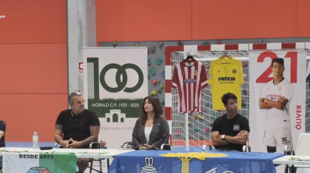 Óliver Torres en el acto del Centenario del Moralo