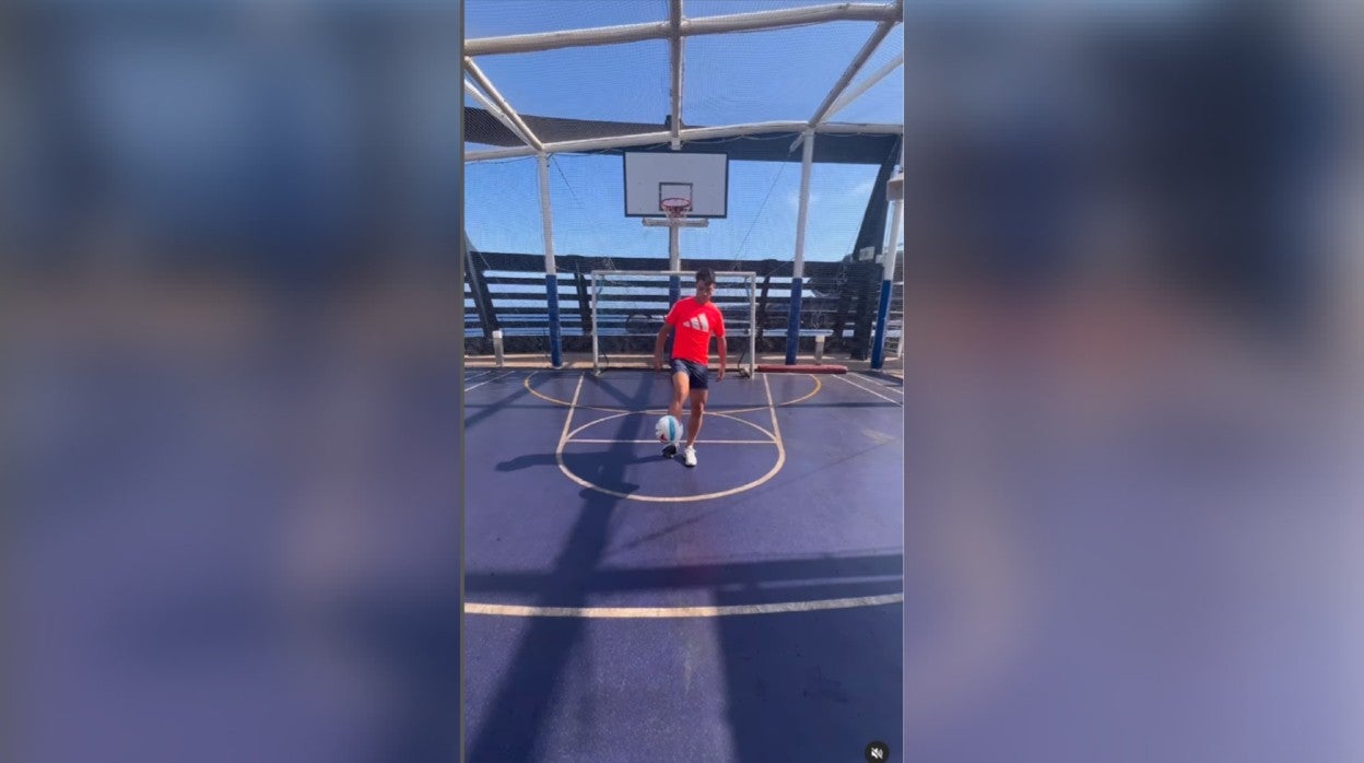 Óliver Torres demuestra sus habilidades con una pelota y una canasta durante las vacaciones