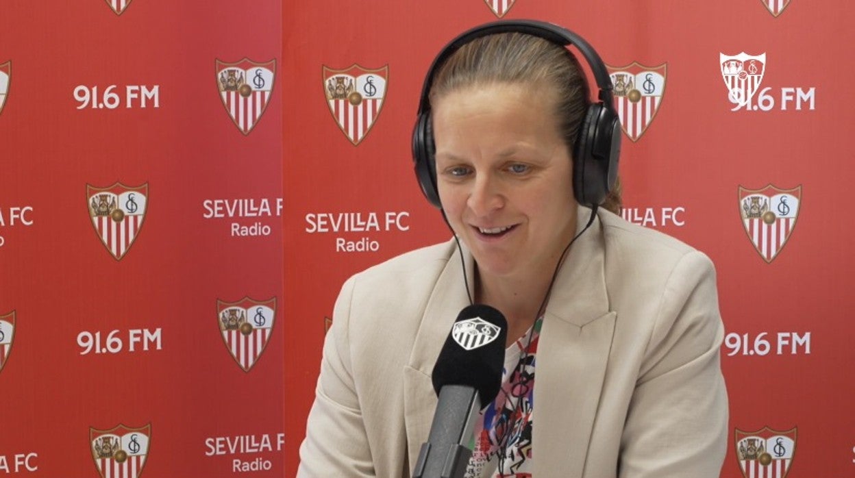 Amparo Gutiérrez durante la entrevista a los medios del club