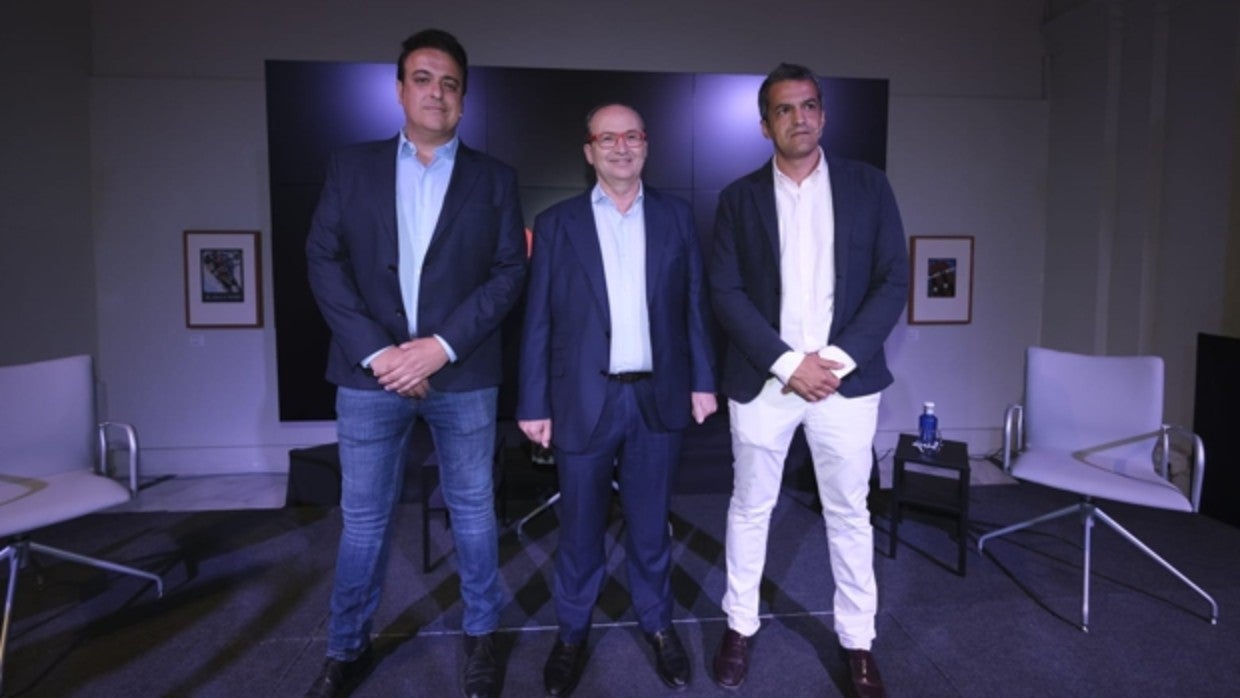 Fran Montes de Oca y Roberto Arrocha, redactores de ABC, flanquean al presidente sevillista