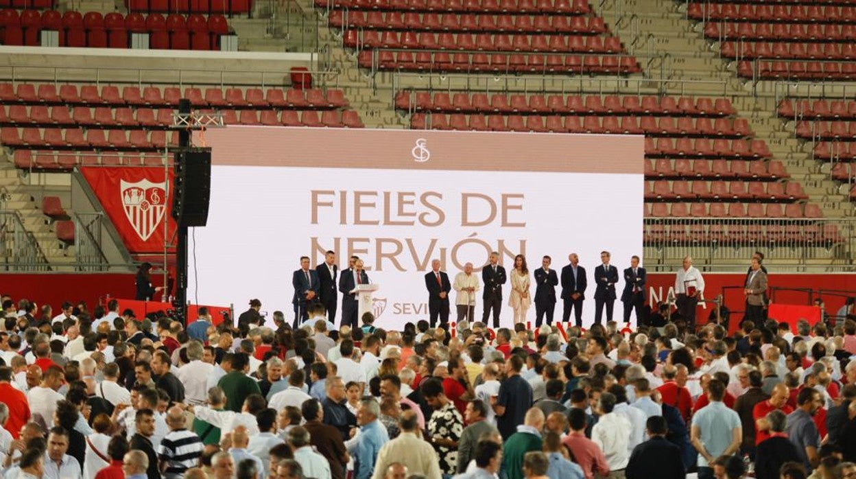 El acto de los Fieles de Nervión del Sevilla FC congregó a más de 4.500 sevillistas en el estadio Jesús Navas de la ciudad deportiva del club nervionense