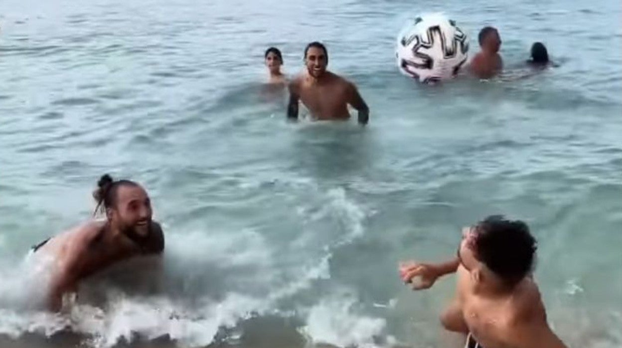 Gudelj y Munir juegan con el balón en la playa durante sus vacaciones
