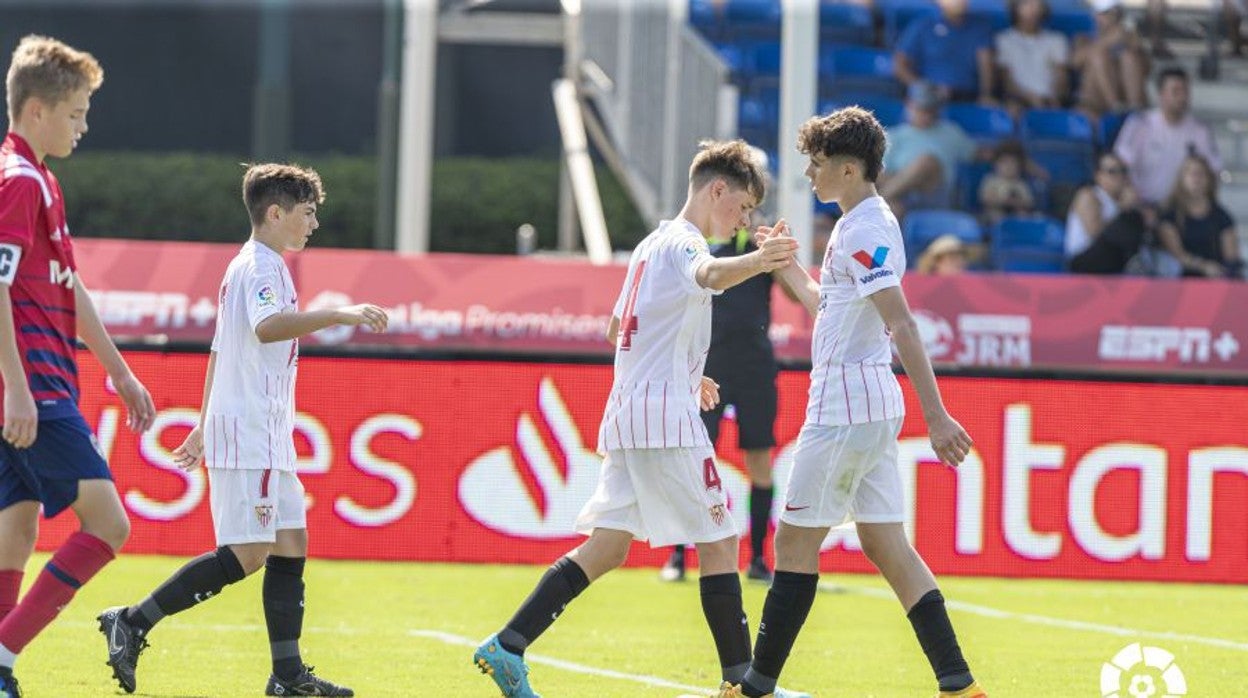 Los jugadores del Sevilla FC celebran uno de los tantos ante el FC Dallas