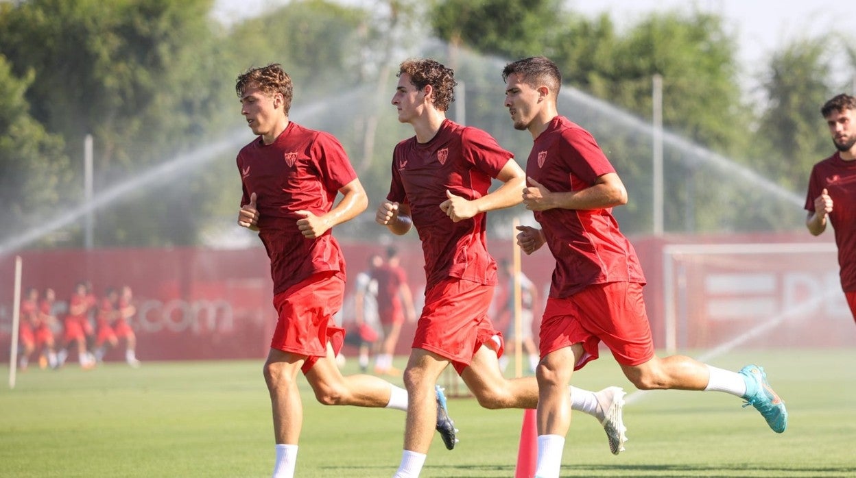 Juancho Villegas, única incorporación del Sevilla Atlético hasta el momento, junto a Manu Bueno y Alexandro