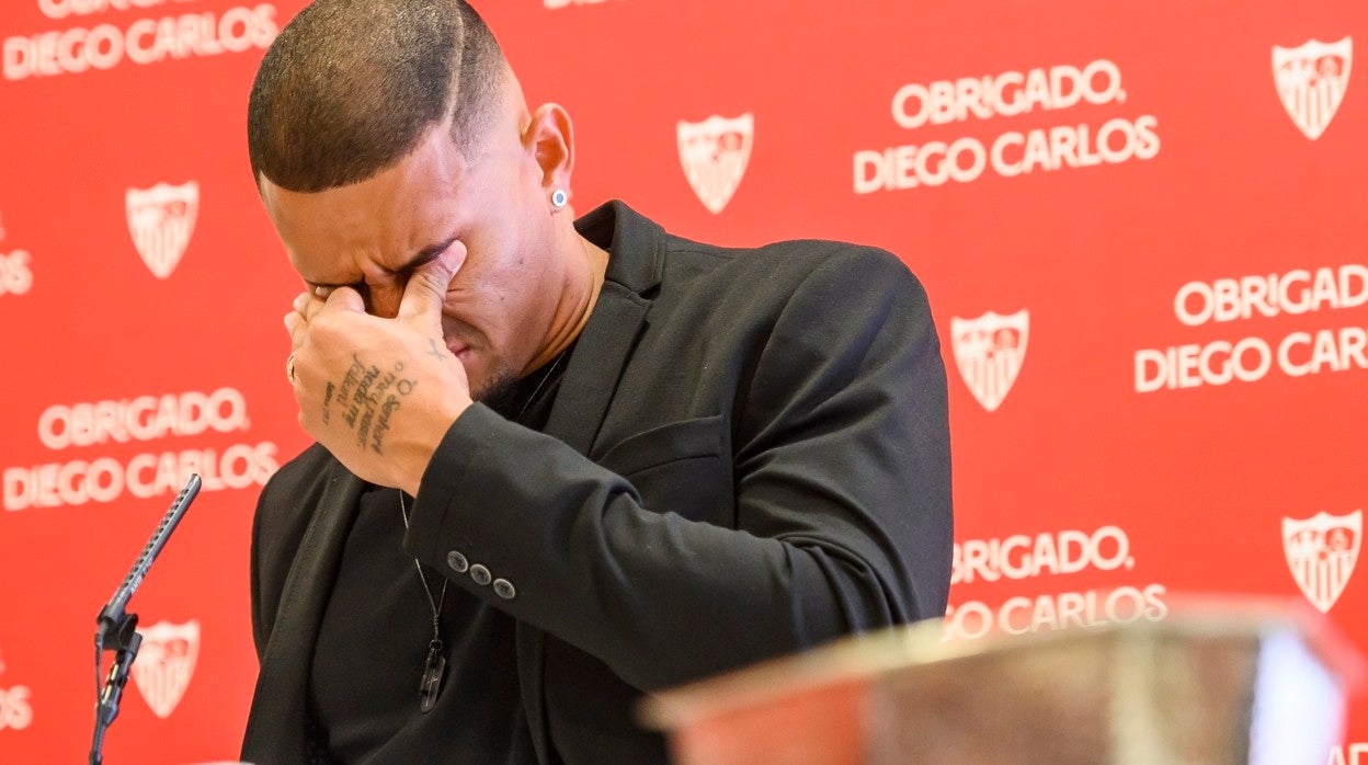 Diego Carlos llora en su despedida del Sevilla FC