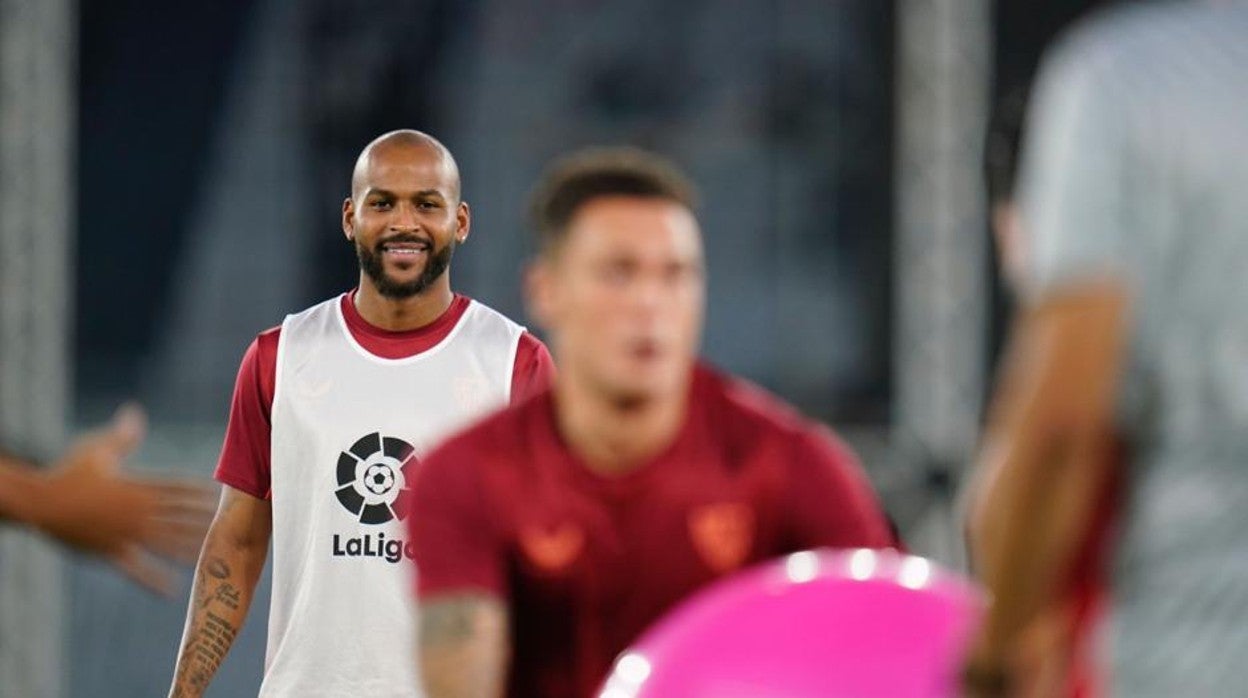 Marcao durante su primer entrenamiento junto al resto de sus compañeros en el Sevilla FC