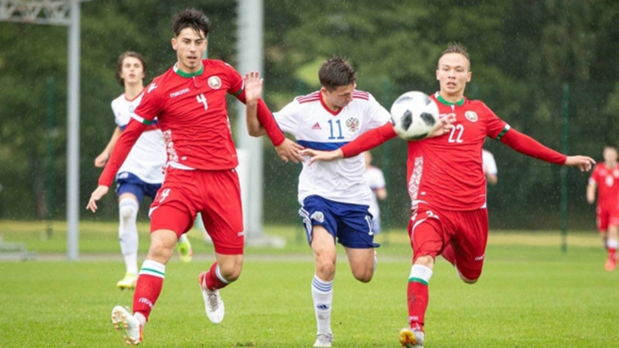 Leo Mascaró, con el dorsal número cuatro, observa un balón con Bielorrusia sub 19