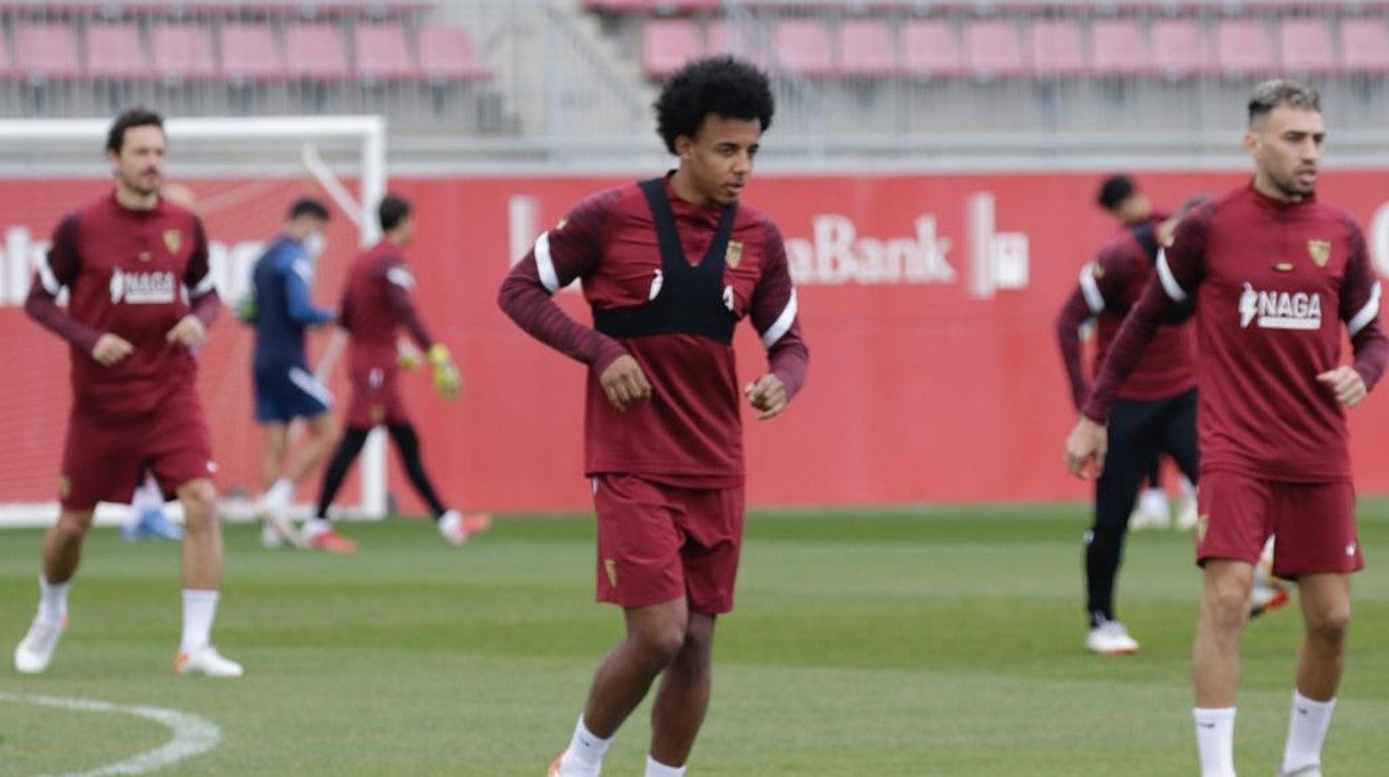 Jules Koundé durante un entrenamiento de la pasada temporada del Sevilla FC
