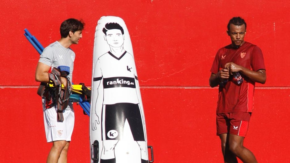 Koundé, por decisión propia, se sube al autocar del Sevilla FC y viaja a Portugal