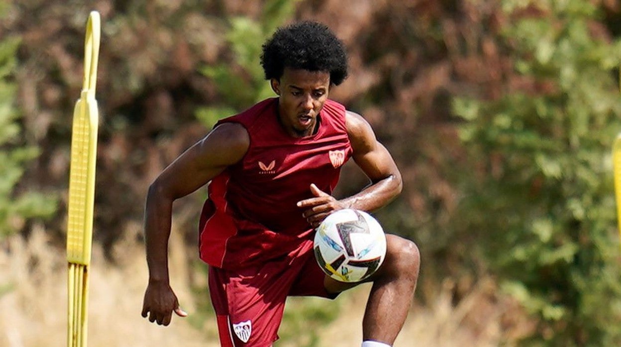 Koundé toca balón en Lagos