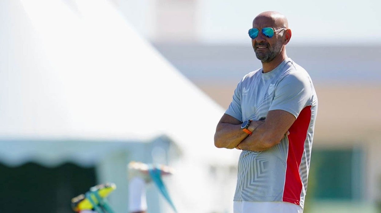 Monchi, director general deportivo del Sevilla Fc, observa un entrenamiento del equipo en esta pretemporada
