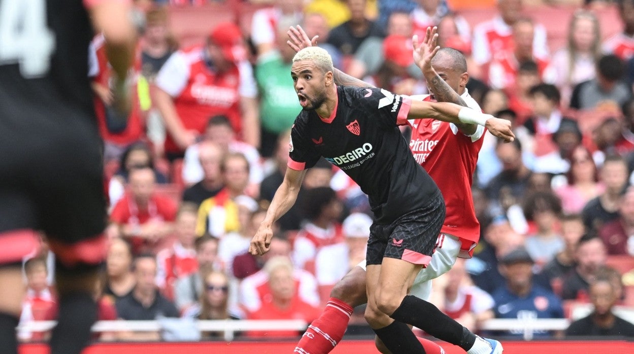 En-Nesyri conduce el balón durante el Arsenal - Sevilla