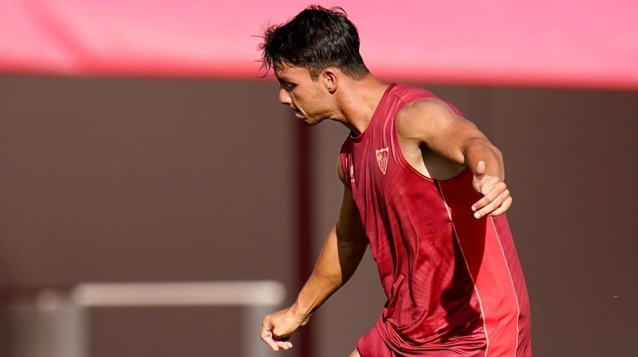 Óliver Torres, en el entrenamiento del Sevilla FC de este miércoles en la ciudad deportiva