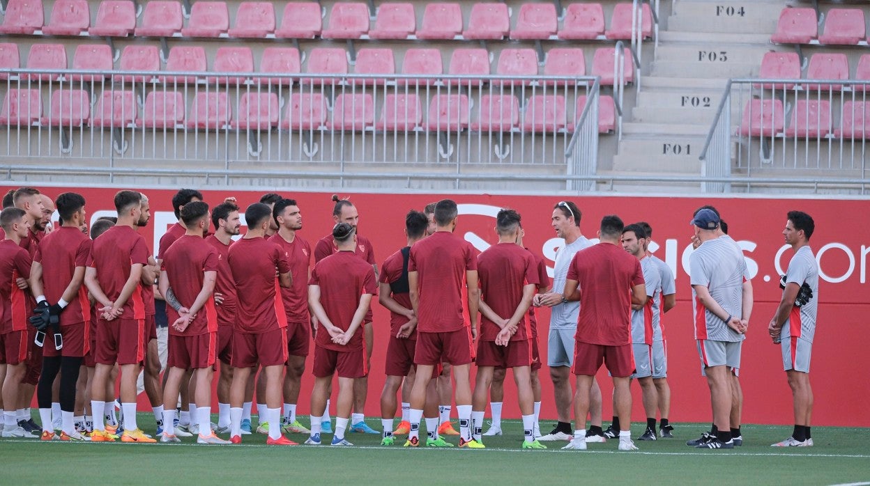 La plantilla sevillista, atenta a la charla de Julen Lopetegui en un entrenamiento