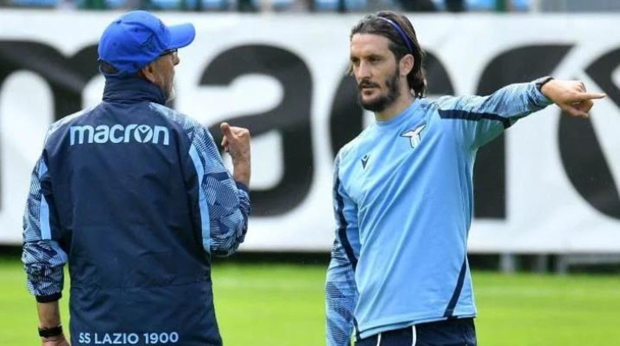 Sarri dialoga con Luis Albeto durante un entrenamiento de la Lazio