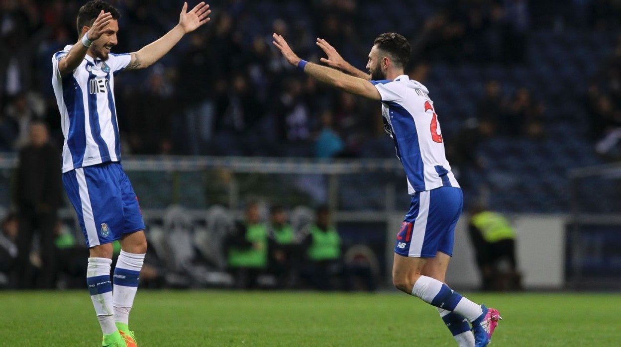 Alex Telles celebra un gol con Miguel Layún en el Oporto