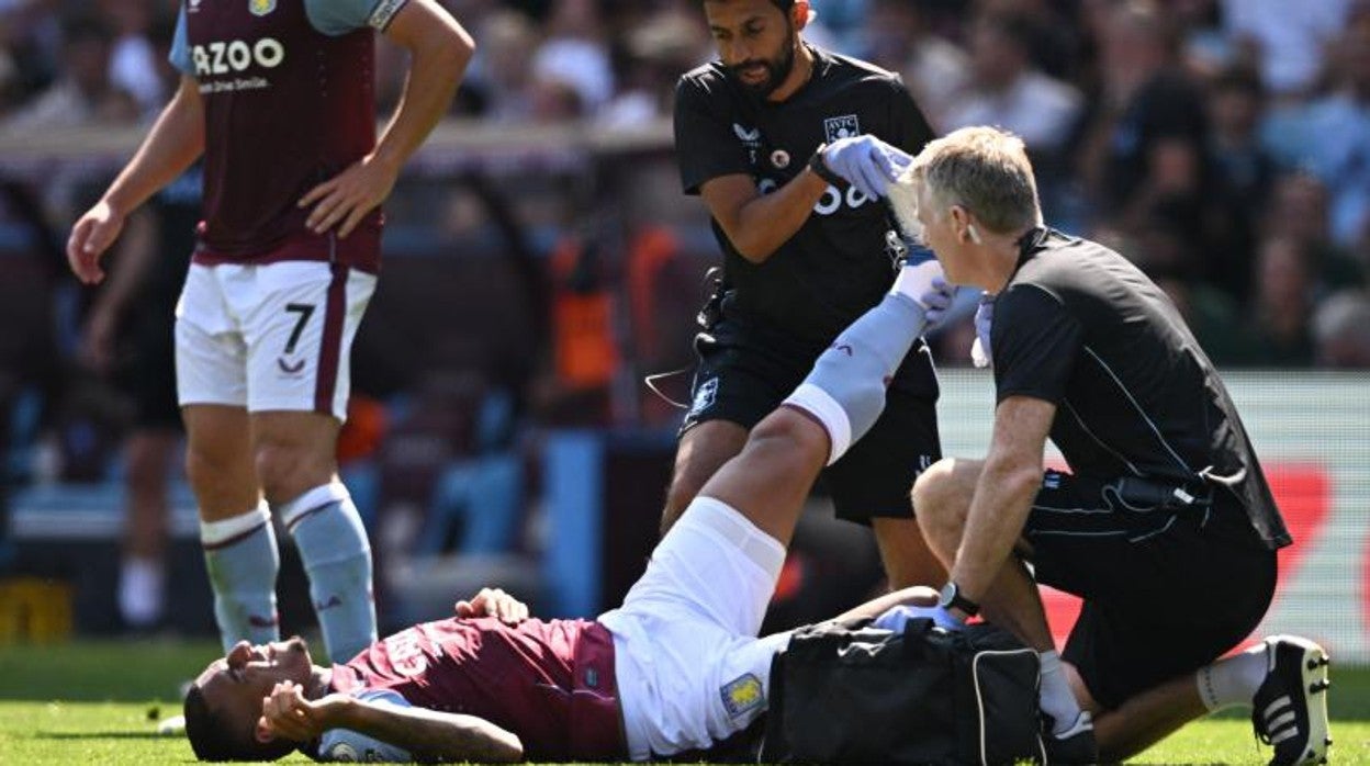 Diego Carlos tuvo que ser sustituido en su debut en el Villa Park por una posible grave lesión