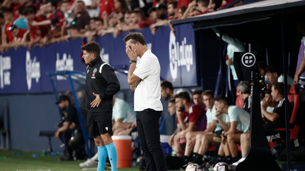 Lopetegui se lleva las manos a la cara durante el Osasuna - Sevilla