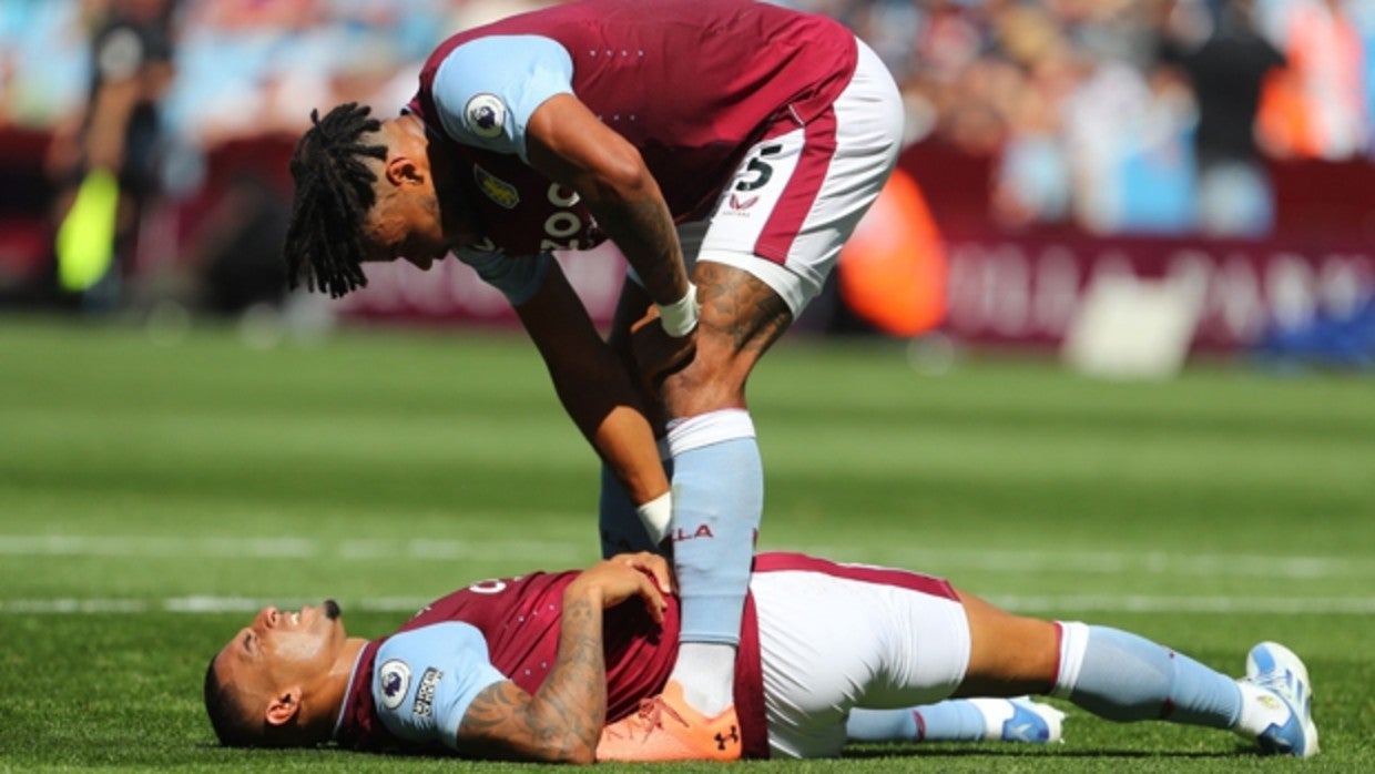 Diego Carlos sobre el césped tras lesionarse en el Aston Villa - Everton