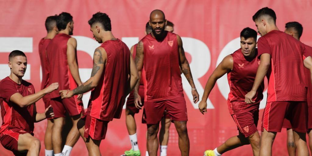 Marcao, presente en el entrenamiento del Sevilla FC junto al resto del ...