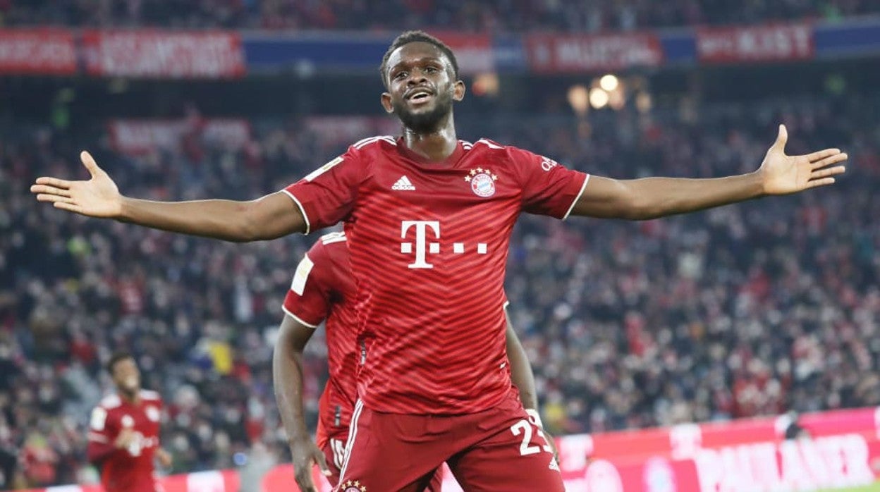 Nianzou celebra un gol con el Bayern