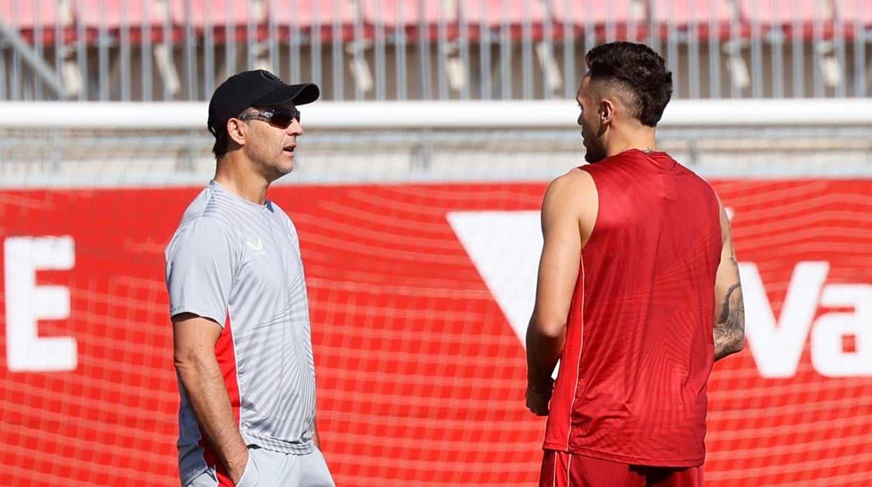 Julen Lopetegui y Lucas ocampos al comienzo del entrenamiento de este miércoles del Sevilla FC
