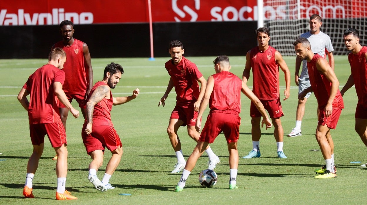 Los jugadores del Sevilla, ayer, en el entrenamiento en el Sánchez-Pizjuán