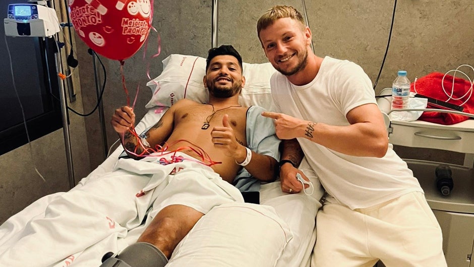 Rakitic visita a Tecatito Corona: «Estamos contigo, mi mexicano favorito»