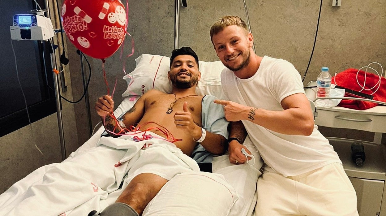 Rakitic visitó en la clínica FREMAP a Tecatito Corona