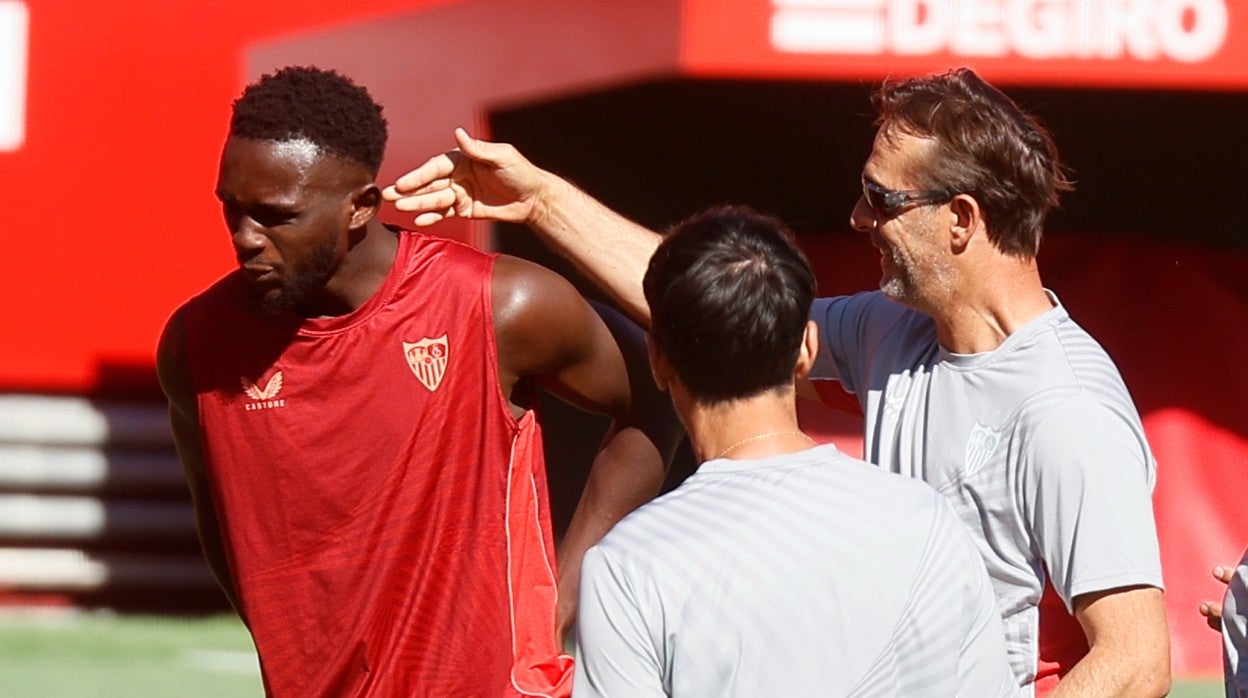 Lopetegui da la bienvenida a Nianzou en su primer entrenamiento con el Sevilla FC