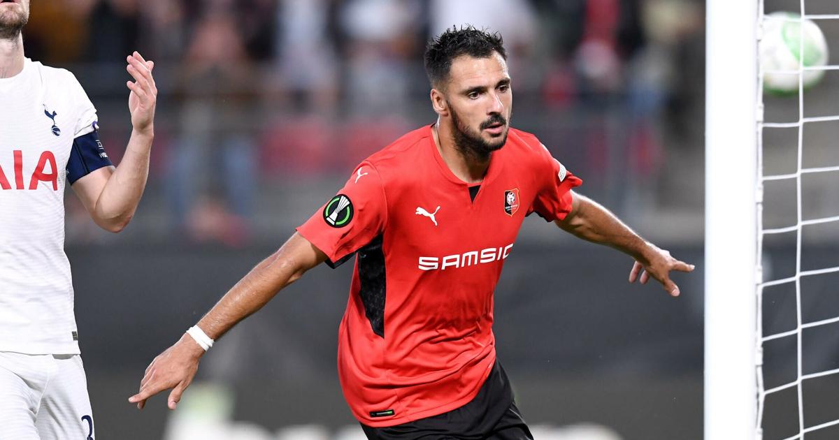 Gaëtan Laborde celebra un gol con el Rennes al Tottenham en la Conference League