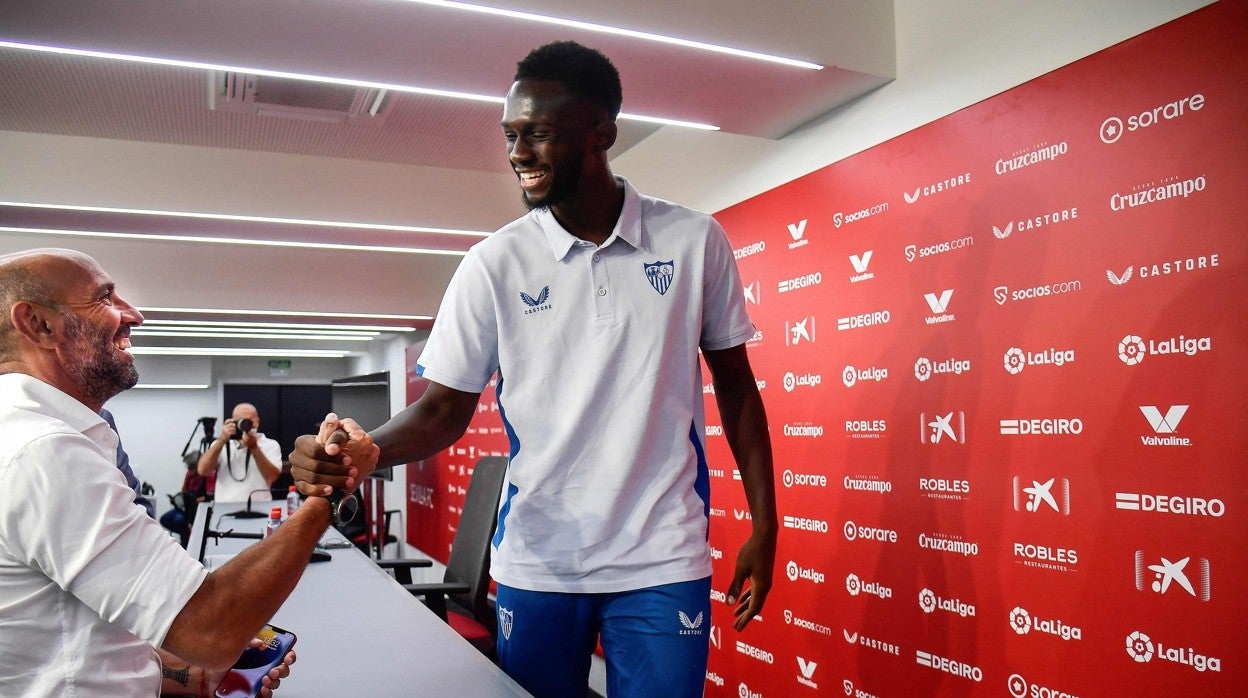 Nianzou recibe el saludo de Monchi durante su presentación oficial con el Sevilla FC