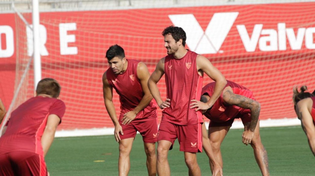 Thomas Delaney durante el entrenamiento de este miércoles del Sevilla FC