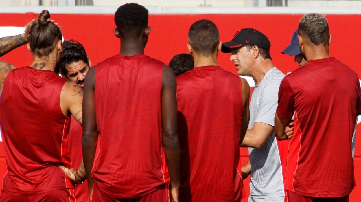 Lopetegui se dirige al grupo en la ciudad deportiva