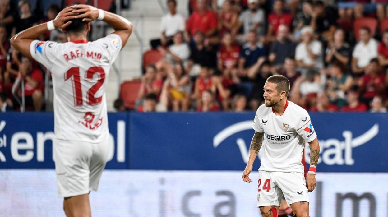 Papu Gómez y Rafa Mir se lamentan de una ocasión durante el Osasuna - Sevilla