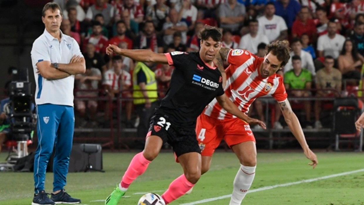 Lopetegui observa una acción de Óliver con Aguaras